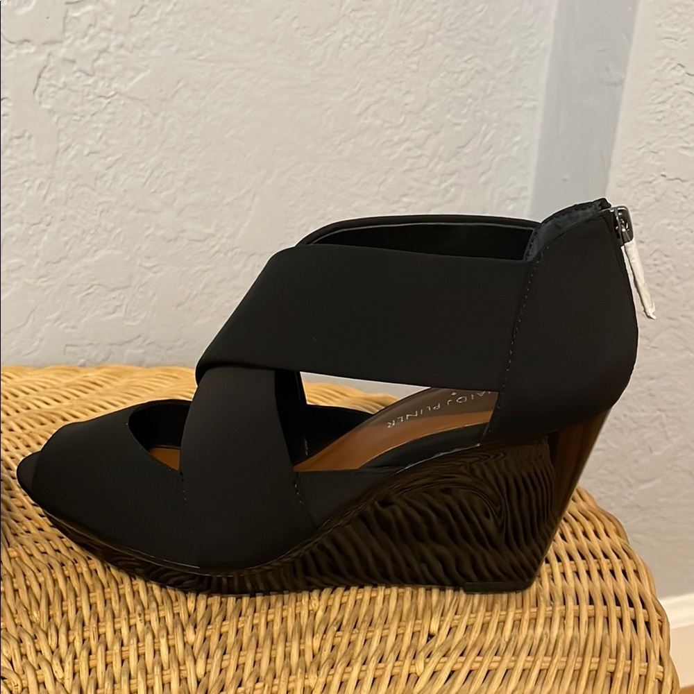 NWOB Donald J. Pliner Black Wedge Sandal, Size 8-1/2 - Picture 5 of 13